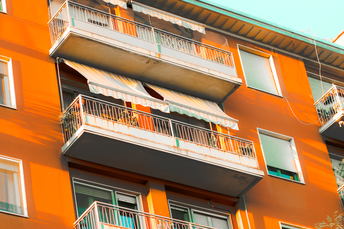 Facciata di un condominio con balconi e tende da sole